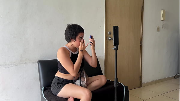 Veo a mi culona latina hermanastra transmitiendo en vivo y decido fastidiarla hasta meterle mi enorme y rico pene en su estrecho culo hasta darle toda mi rica leche.